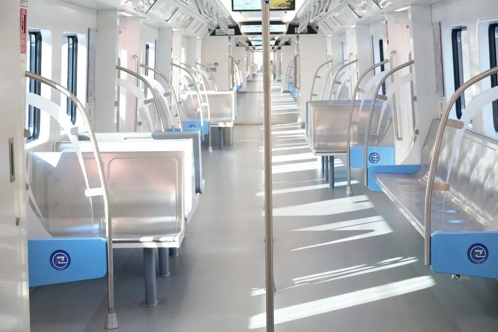 城軌快線(xiàn)15號(hào)線(xiàn)列車(chē)最大載客量2428人。重慶交通開(kāi)投鐵路集團(tuán)供圖